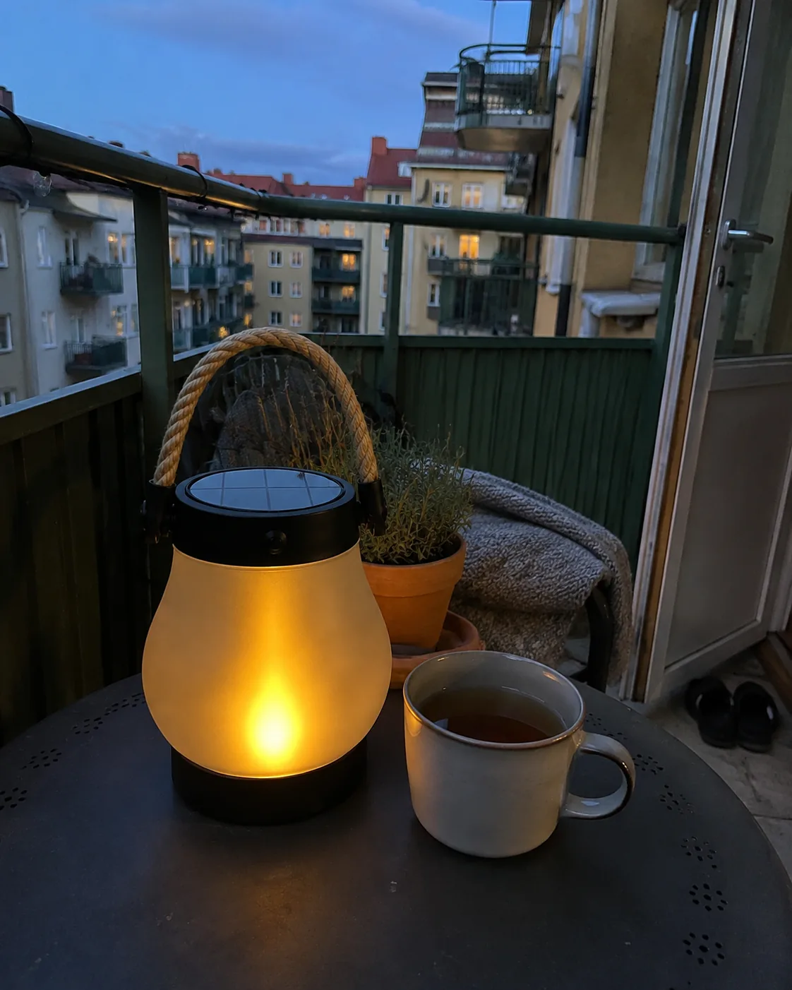 Kundbild: FLAMMLYKTAN och tekopp på balkong
